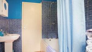 A bathroom with a sink, toilet, bathtub, and shower. - 3 bedroom accommodation in Horsehouse near Leyburn (Horsehouse near Leyburn)
