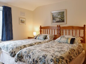 3 bedrooms, free WiFi, bed sheets - Cottage with central village location and walks from the door. (Braithwaite)