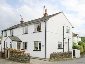 Exterior - Cottage with central village location and walks from the door. (Braithwaite)