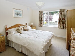 3 bedrooms, free WiFi, bed sheets - Cottage with central village location and walks from the door. (Braithwaite)