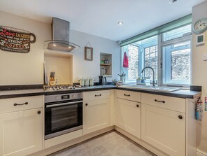 Lavavajillas, trona infantil y congelador