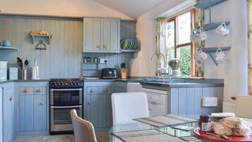 Lavavajillas y trona infantil