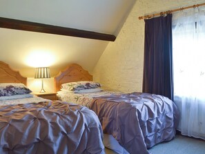 3 bedrooms, free WiFi, bed sheets - 3 bedroom accommodation in Mark, Highbridge (Mark, Highbridge)