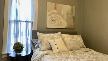 2 Schlafzimmer, Schreibtisch, Bügeleisen/Bügelbrett, Reisekinderbett