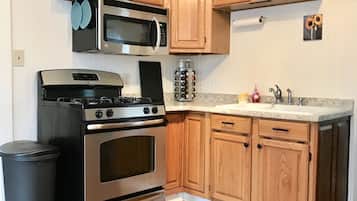 Køleskab, mikrobølgeovn, ovn, kogeplade