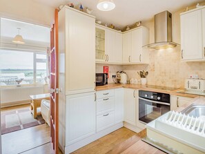 Cookware/dishes/utensils - 3 bedroom accommodation in Reedham (Reedham)
