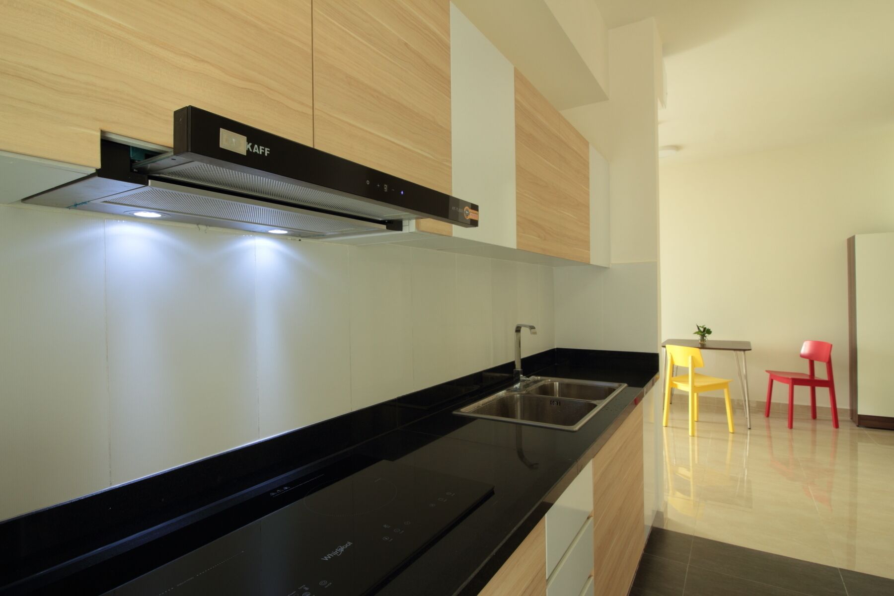 Réfrigérateur, micro-ondes, plaque de cuisson, bouilloire électrique