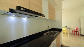 Réfrigérateur, micro-ondes, plaque de cuisson, bouilloire électrique