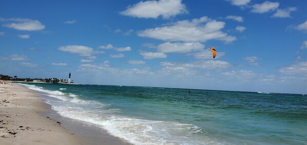 Am Strand, Liegestühle, Sonnenschirme, Strandtücher