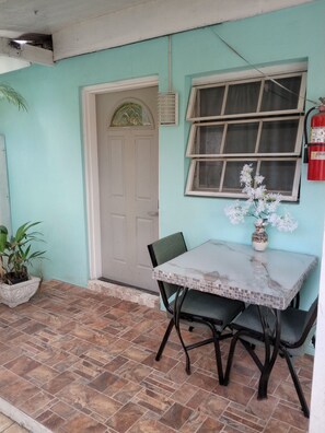 Outdoor dining - A Cozy well equiped apartment (Nassau)