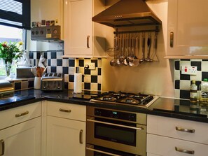 Dishwasher, highchair, cookware/dishes/utensils - 4 bedroom accommodation in Wooler (Wooler)