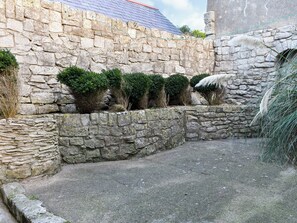 Property grounds - 3 bedroom accommodation in Portland (Portland)