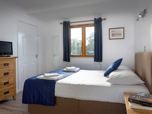 4 bedrooms, free WiFi, bed sheets - 4 bedroom accommodation in Wroxham (Wroxham)