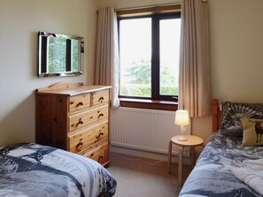 3 bedrooms, free WiFi, bed sheets - A generously sized property with stunning views across Loch Ewe. (Inverasdale near Poolewe)