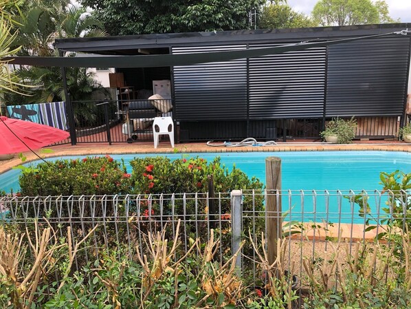 Pool - Close to amenities, NBN, Swimming pool, Netflix, (Kirwan)