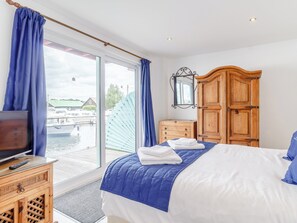 4 bedrooms, free WiFi, bed sheets - 4 bedroom accommodation in Wroxham (Wroxham)