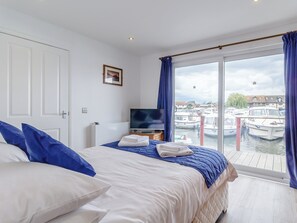 4 bedrooms, free WiFi, bed sheets - 4 bedroom accommodation in Wroxham (Wroxham)