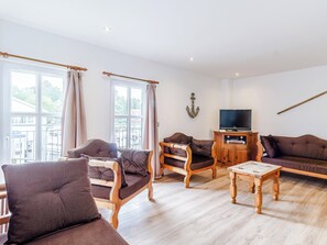 TV - 4 bedroom accommodation in Wroxham (Wroxham)