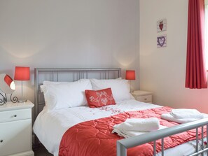 3 bedrooms, free WiFi, bed sheets, wheelchair access