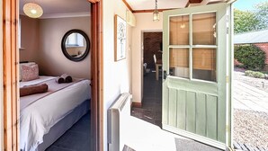 Un dormitorio con una cama, un radiador y una ventana.