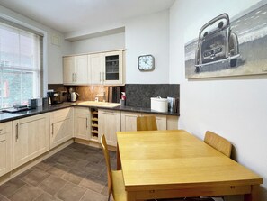 Dishwasher, cookware/dishes/utensils - High Style Apartment (Keswick)