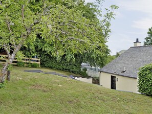 Property grounds - 2 bedroom accommodation in Strathpeffer (Strathpeffer)