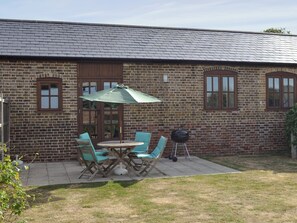 Outdoor dining - 2 bedroom accommodation in High Halstow, near Rochester (High Halstow, near Rochester)