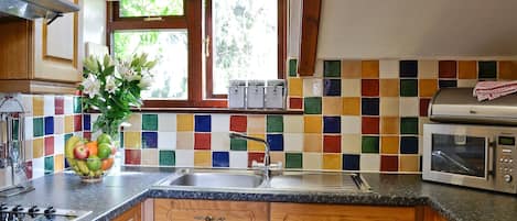ハイチェア、調理器具と食器