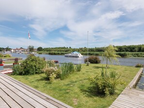 Property grounds - 4 bedroom accommodation in Horning, near Wroxham (Horning, near Wroxham)
