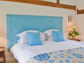 4 bedrooms, free WiFi, bed sheets - 4 bedroom accommodation in Hildenborough, near Tonbridge (Hildenborough, near Tonbridge)