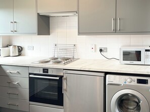 Lave-vaisselle, chaise haute, congélateur