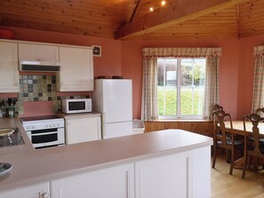 Dishwasher, cookware/dishes/utensils, freezer