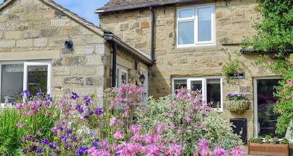2 bedroom accommodation in Eyam, near Bakewell