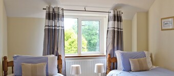 2 bedroom accommodation in Shillingford, near Bampton