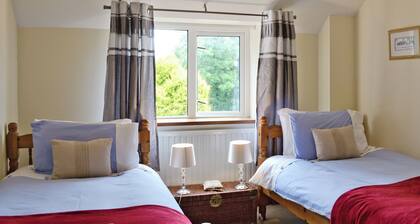 2 bedroom accommodation in Shillingford, near Bampton
