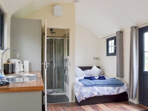 3 室のベッドルーム、WiFi (無料)、ベッドシーツ