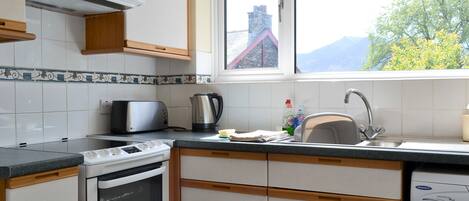 調理器具と食器、冷凍庫