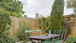 Outdoor dining - 2 bedroom accommodation in Swanage (Swanage)