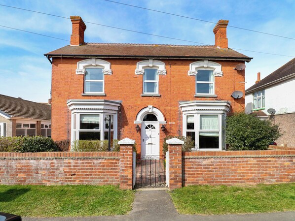 Exterior - 4 bedroom accommodation in Sutton-on-Sea, Mablethorpe (Sutton-on-Sea, Mablethorpe)