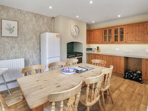 Dining - 4 bedroom accommodation in Sutton-on-Sea, Mablethorpe (Sutton-on-Sea, Mablethorpe)
