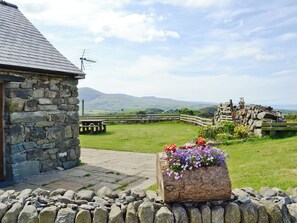 Outdoor dining - 2 bedroom accommodation in Llanfair, near Harlech (Llanfair, near Harlech)