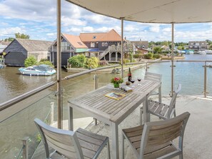 Outdoor dining - 4 bedroom accommodation in Wroxham, near Norwich (Wroxham, near Norwich)