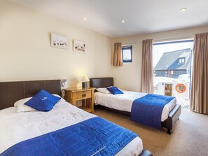 4 bedrooms, free WiFi, bed sheets - 4 bedroom accommodation in Wroxham, near Norwich (Wroxham, near Norwich)