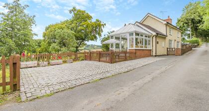 2 bedroom accommodation in Kingswood, near Kington
