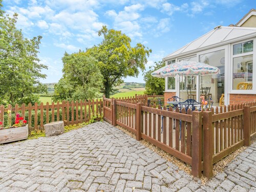 2 bedroom accommodation in Kingswood, near Kington