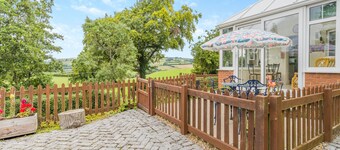 2 bedroom accommodation in Kingswood, near Kington
