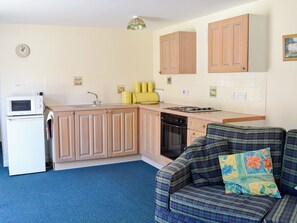 Høy barnestol og kjøkkenutstyr