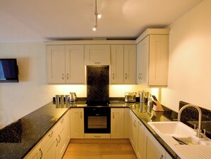 Dishwasher, cookware/dishes/utensils - 3 bedroom accommodation in Thornthwaite (Thornthwaite)