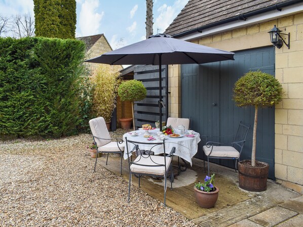 Outdoor dining - 4 bedroom accommodation in Bourton-on-the-Water (Bourton-on-the-Water)