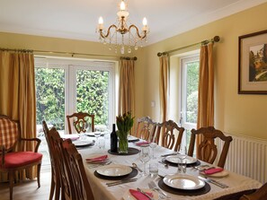 Dining - 4 bedroom accommodation in Bourton-on-the-Water (Bourton-on-the-Water)